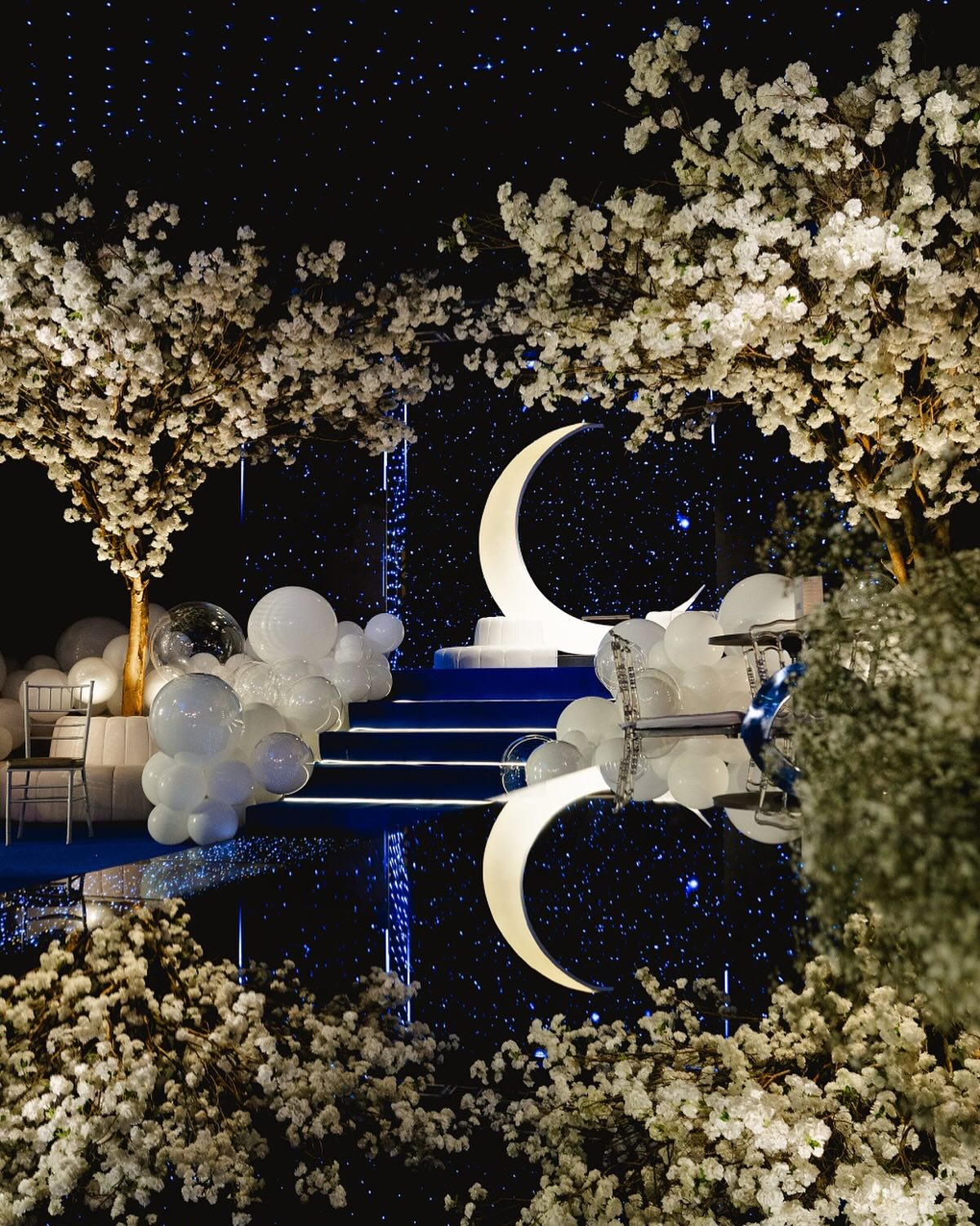 Cenário celestial com lua e árvores brancas