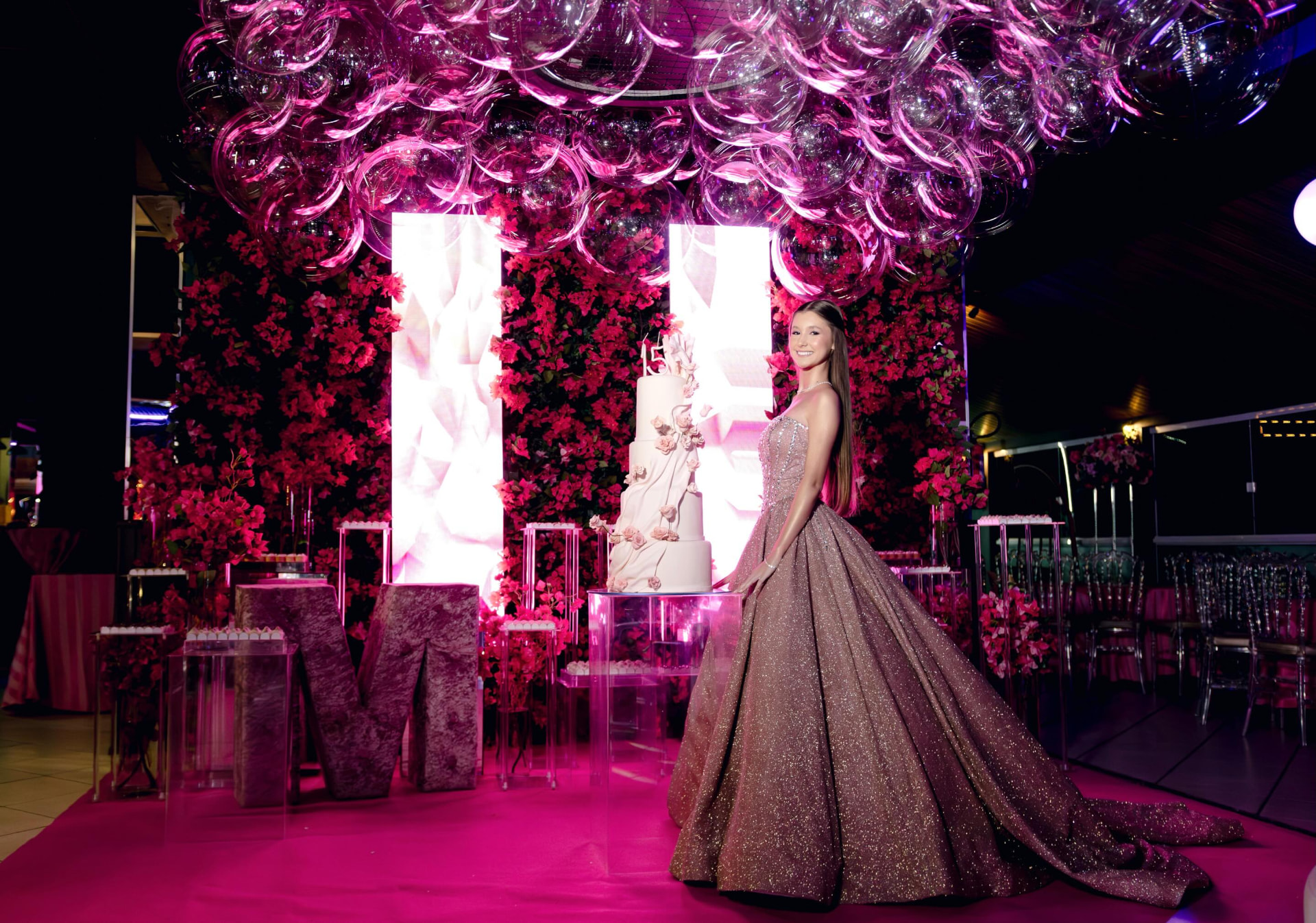 Festa de 15 anos com bolo e flores rosas